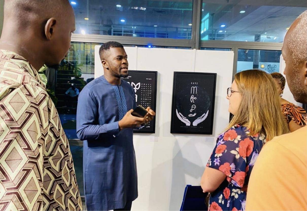 Présentation de l’application Bété Keyboard aux visiteurs lors du vernissage, Institut français, Abidjan.