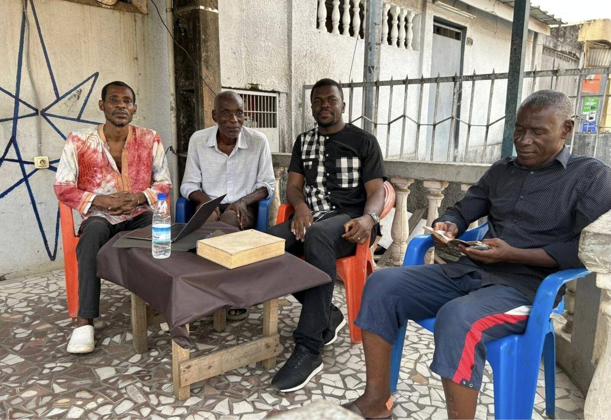 Rencontre avec les fils de Frédéric Bruly Bouabré pour leur présenter le clavier expérimental et l’application Bété Keyboard.