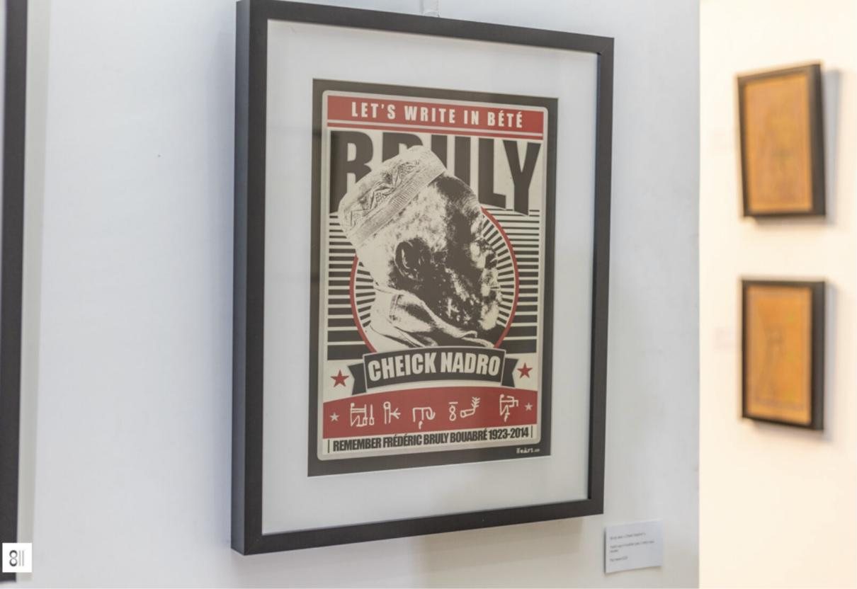 « Let’s write in Bété » — une affiche en hommage à Frédéric Bruly Bouabré (1923–2014), présentée dans l’exposition.