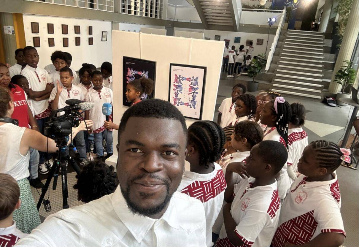 Visite de l’exposition par des élèves d’écoles primaires.