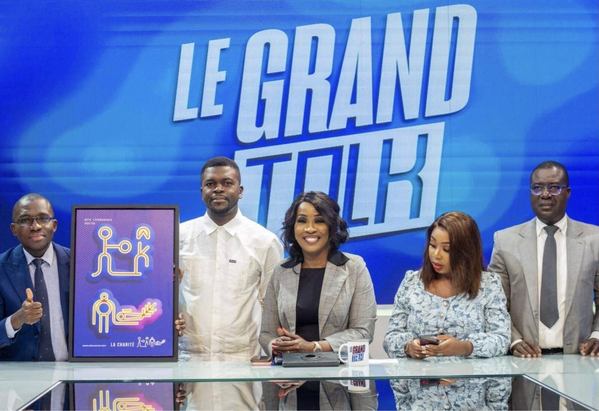 Sur le plateau du « Grand Talk », avec l’affiche « La Charité » composée en caractères bété.